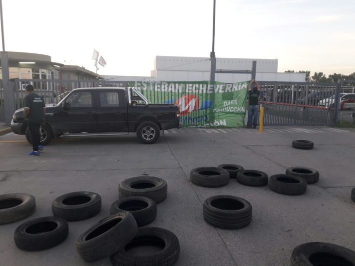 Esta mañana La Verde realizó el bloqueo en Molinos Esteban Echeverría por el bono de fin de año
